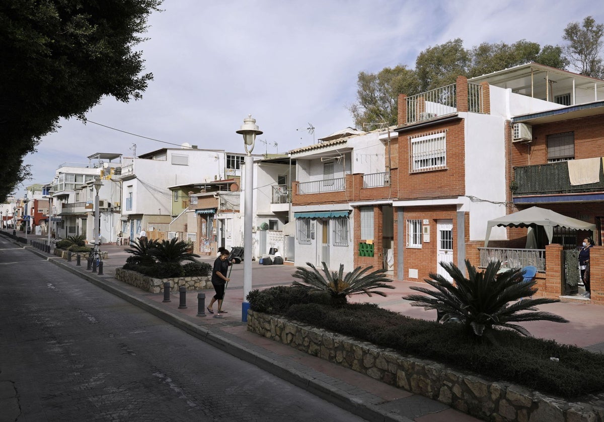 Costas sentencia las casas de la playa en El Palo y dice que su legalización es «irresoluble»