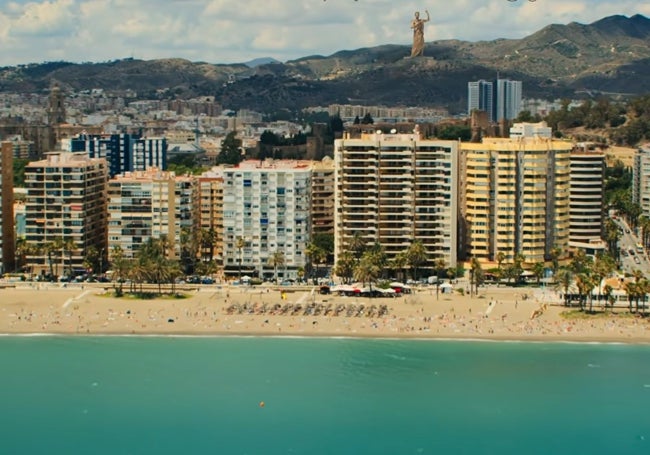 Imagen de la Malagueta, con una estatua de Zeus en el monte Coronado de Málaga.