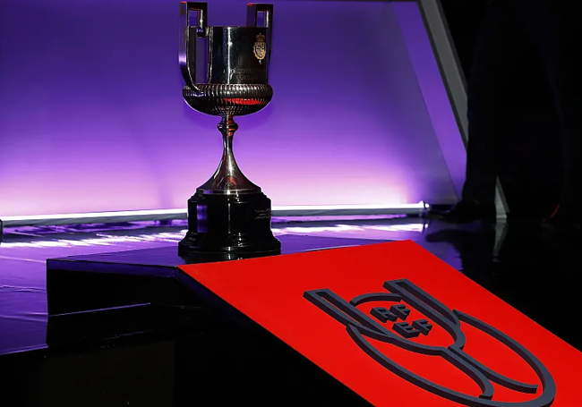 El trofeo de la Copa del Rey, en un sorteo del torneo en Las Rozas.
