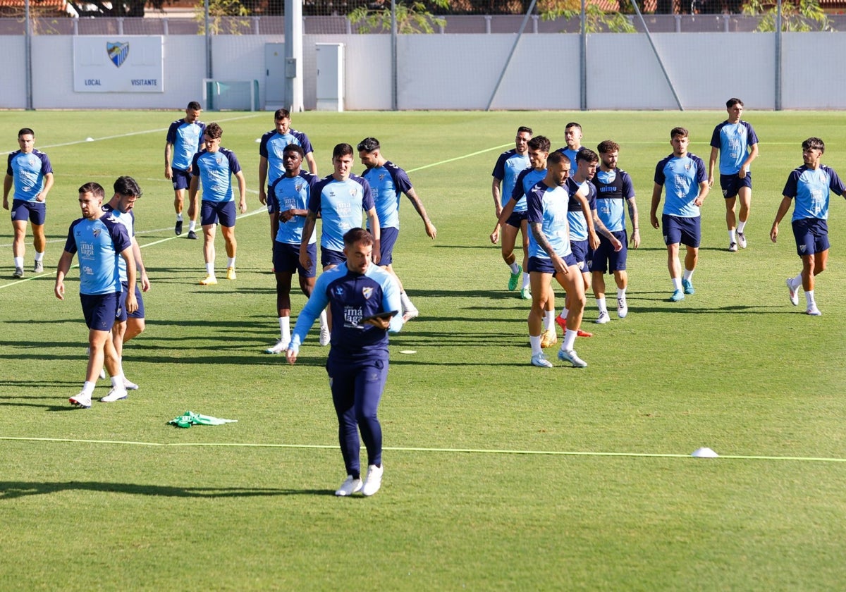 Los jugadores del Málaga, durante el entrenamiento de este miércoles en La Academia.