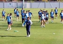 Los jugadores del Málaga, durante el entrenamiento de este miércoles en La Academia.