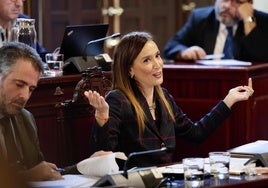 La portavoz popular, Elisa Pérez de Siles, debate con la oposición en un pleno