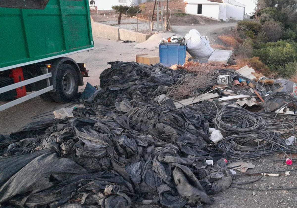 Imagen de uno de los vertidos de plásticos agrícolas en la zona de Almayate y Cajiz.