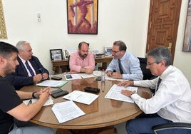 Reunión de trabajo del equipo de Gobierno con responsables del SAS y del centro de salud.