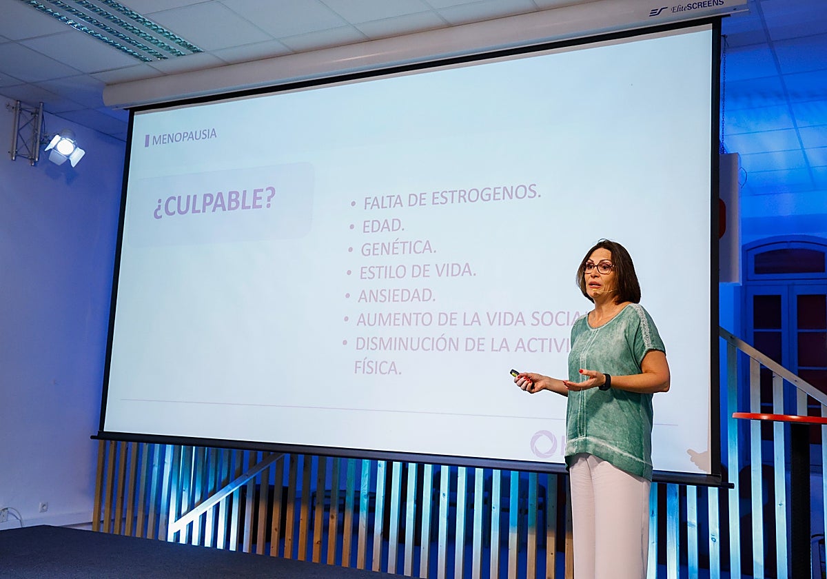 La doctora Teresa Pérez Reyes en un momento de su conferencia