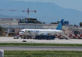Avión de United Airlines se prepara en el aeropuerto de Málaga para viajar a Nueva York.