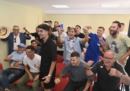 Miembros del San Pedro celebran el cruce con el Celta, este mediodía en su estadio.