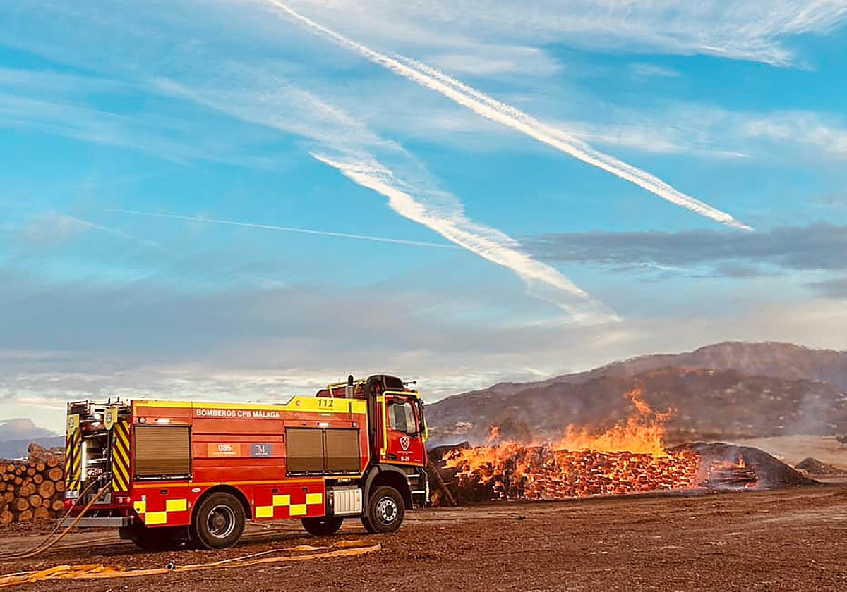 Bomberos del Consorcio Provincial, este jueves en la zona del incendio.
