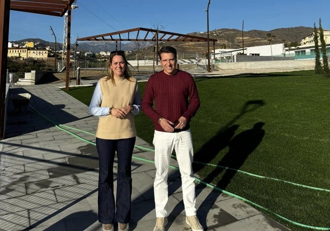 La edil de Urbanismo y el alcalde torroxeño, en el recinto.