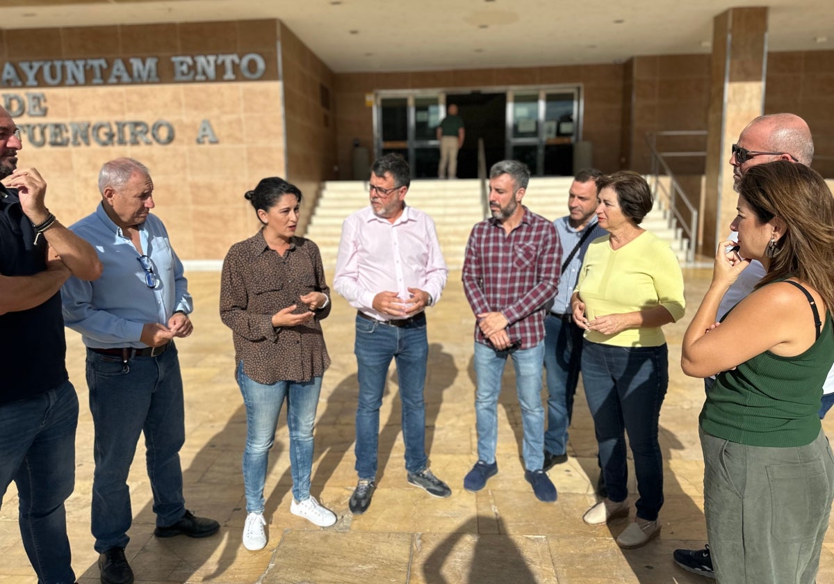 Representantes del PSOE durante su encuentro con los trabajadores.