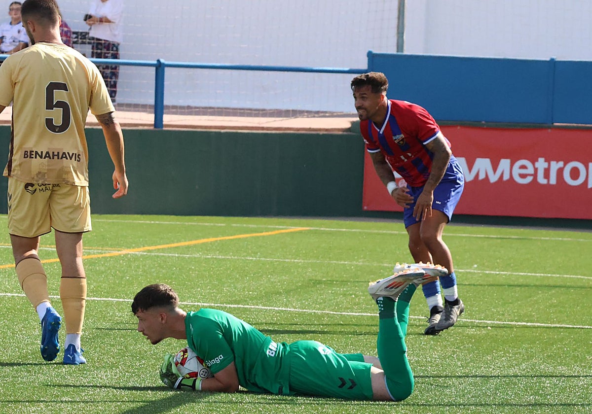 Imagen del derbi entre el Torre del Mar y el Malagueño.