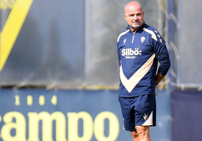 Paco López, entrenador del Cádiz, en un entrenamiento reciente.