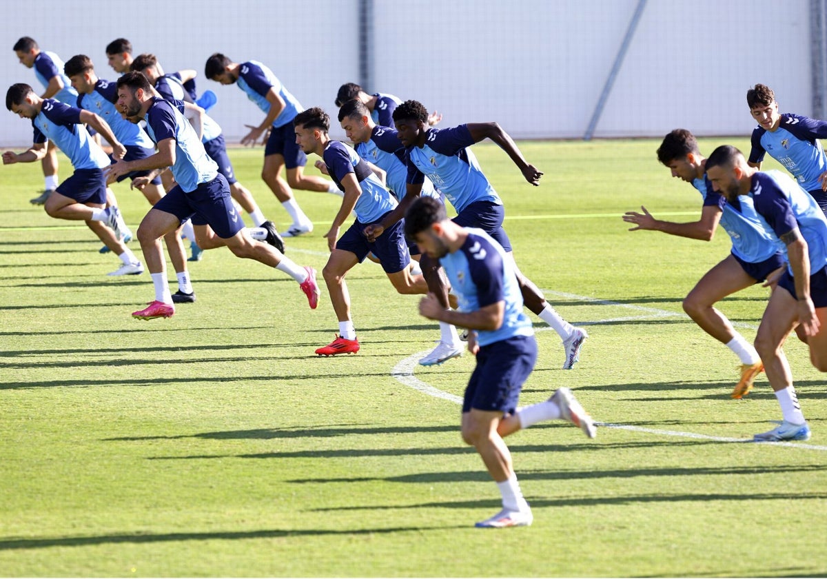 Futbolistas del Málaga se emplean a fondo en un entrenamiento en La Academia.