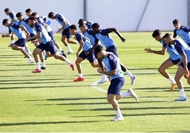 Futbolistas del Málaga se emplean a fondo en un entrenamiento en La Academia.