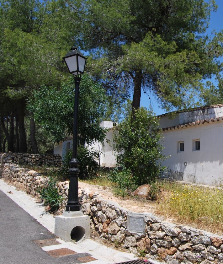 Imagen secundaria 2 - Tres imágenes del aspecto que presentaba la vivienda a principios de la pasada década, antes de las reformas.