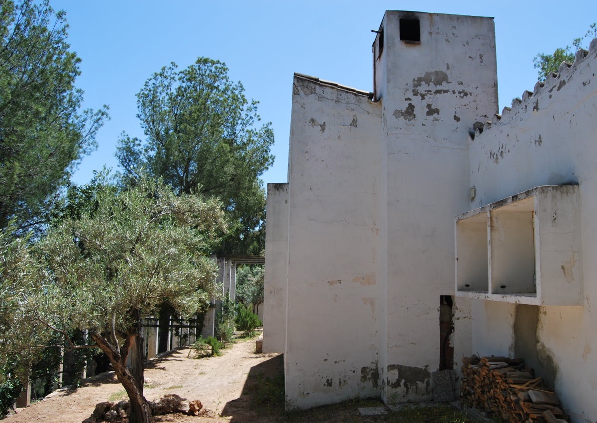 Imagen secundaria 1 - Tres imágenes del aspecto que presentaba la vivienda a principios de la pasada década, antes de las reformas.