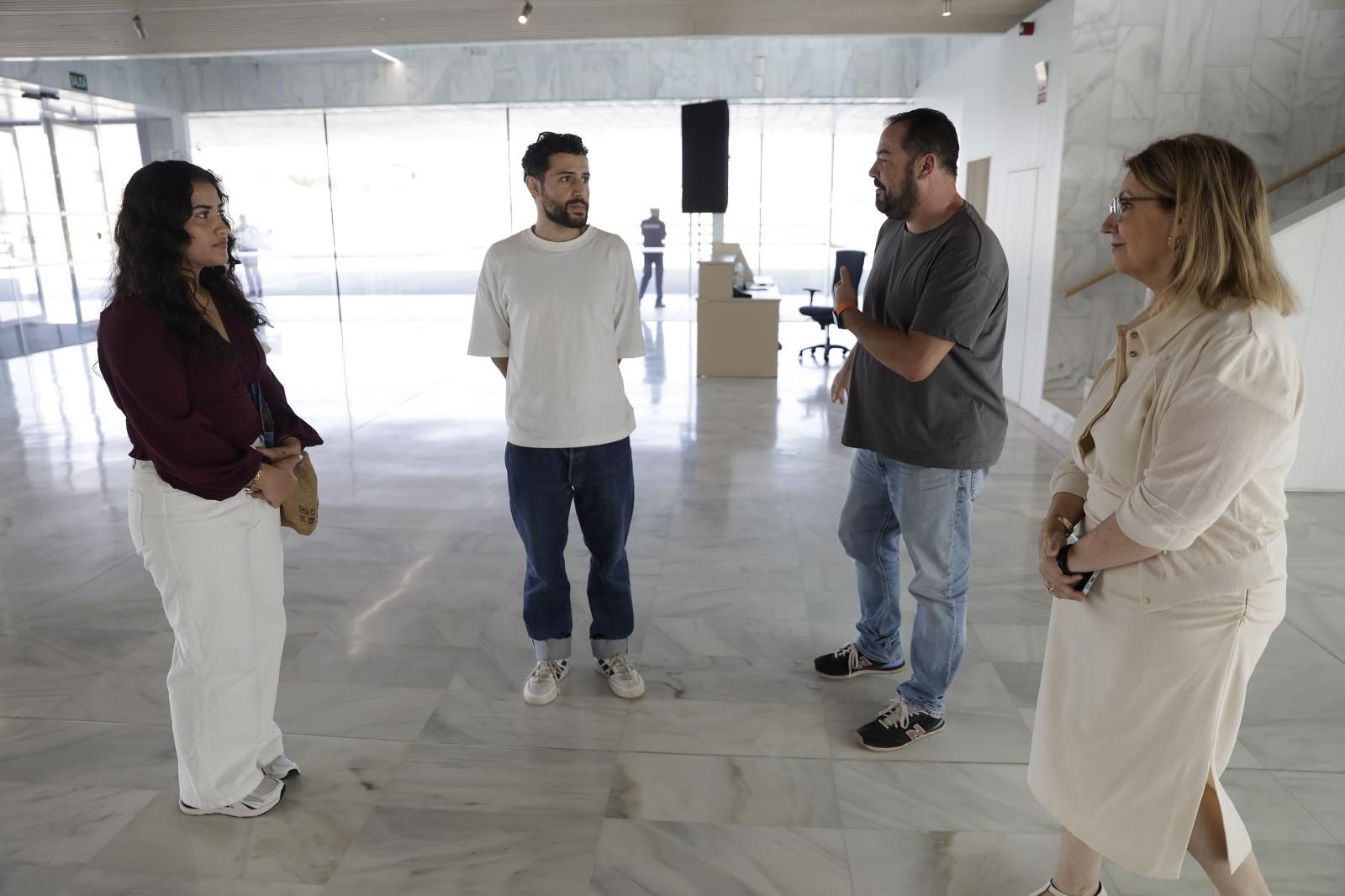 Nour, con su hermano Amr, a su llegada al nuevo pabellón de la UMA, con Manuel Ladoux e Inmaculada Crespillo.