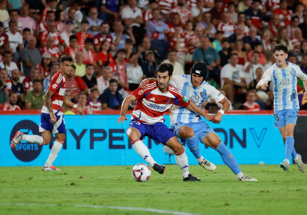 Luismi intenta robar el balón a Manu Trigueros en el partido frente al Granada.