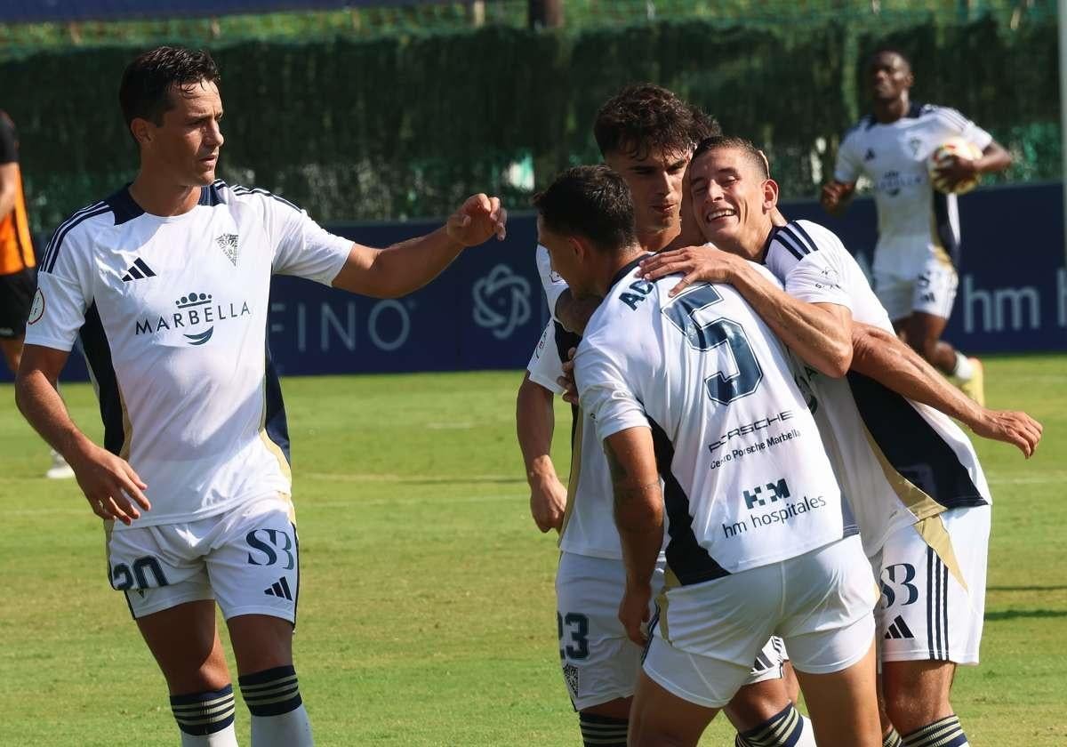 Los jugadores del Marbella celebran un gol ante el Fuenlabrada.