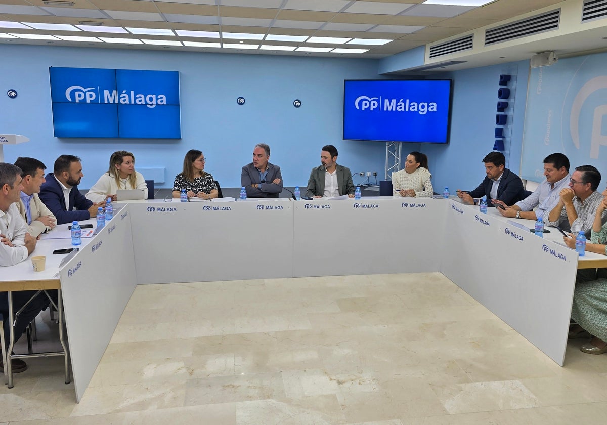 Bendodo, este viernes en la reunión con parte de los diputados, senadores y parlamentarios.