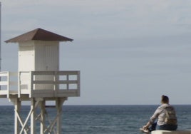 Una mujer, sentada frente al mar, en Rincón de la Victoria.