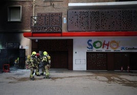 Efectivos de bomberos, junto al Teatro del Soho, este viernes.