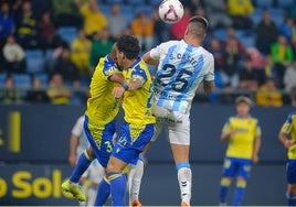 Castel remata de cabeza en el partido frente al Cádiz.