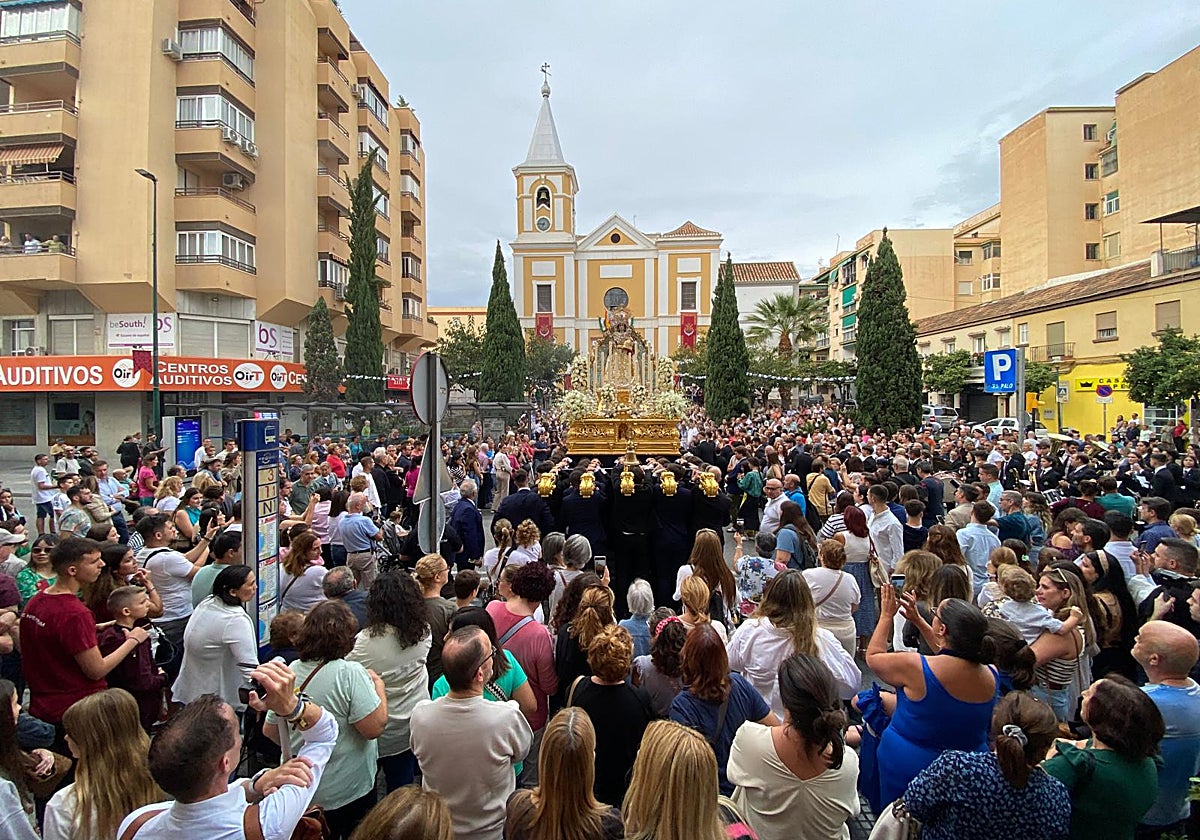 La Virgen del Rosario de El Palo abrevia su recorrido ante la amenaza de lluvia