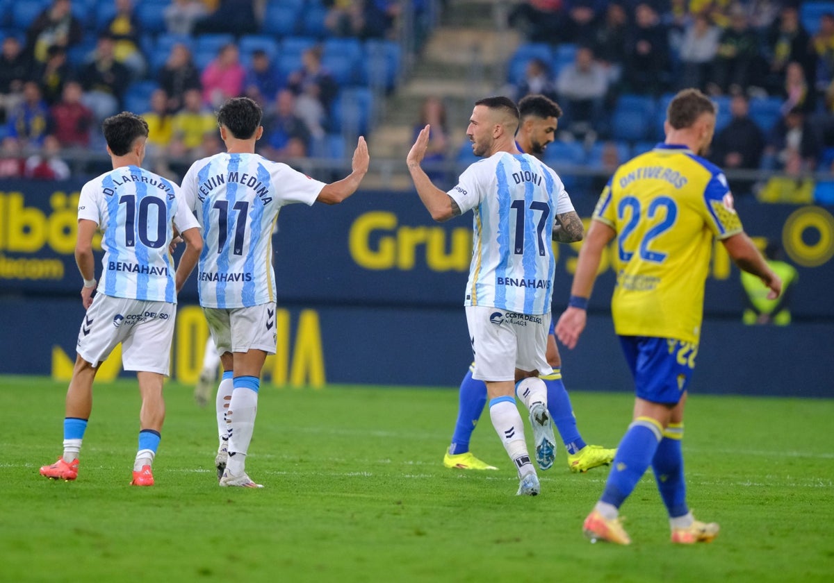Kevin felicita a Dioni tras el primer gol malaguista en el Nuevo Mirandilla.
