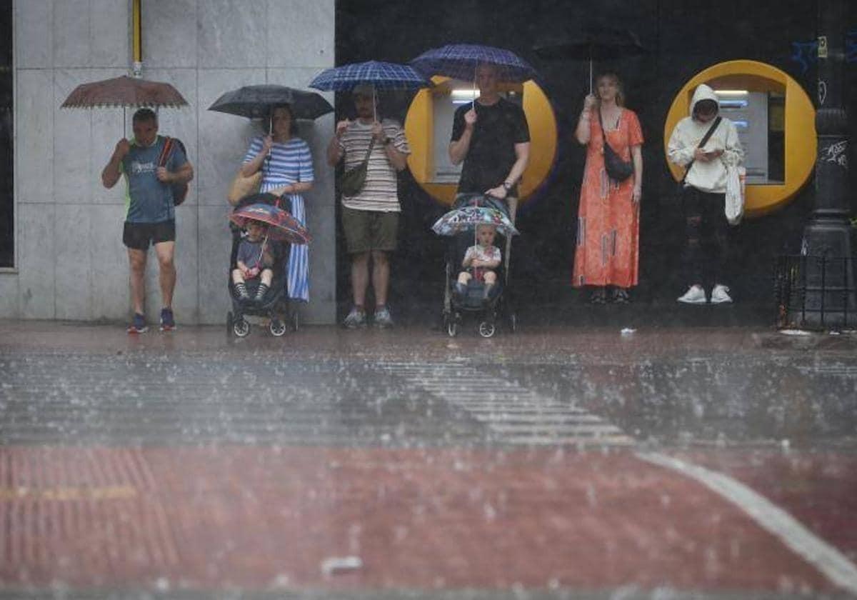 Aemet eleva a rojo el aviso por lluvia y tormenta en Andalucía