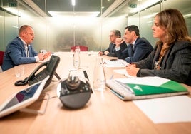 Juanma Moreno, el secretario general de Acción Exterior, Enric Milló, y la delegada de la Junta en Bruselas, Catalina de Miguel, en su reunión del pasado miércoles con el presidente de Water Europe, Durk Kroll