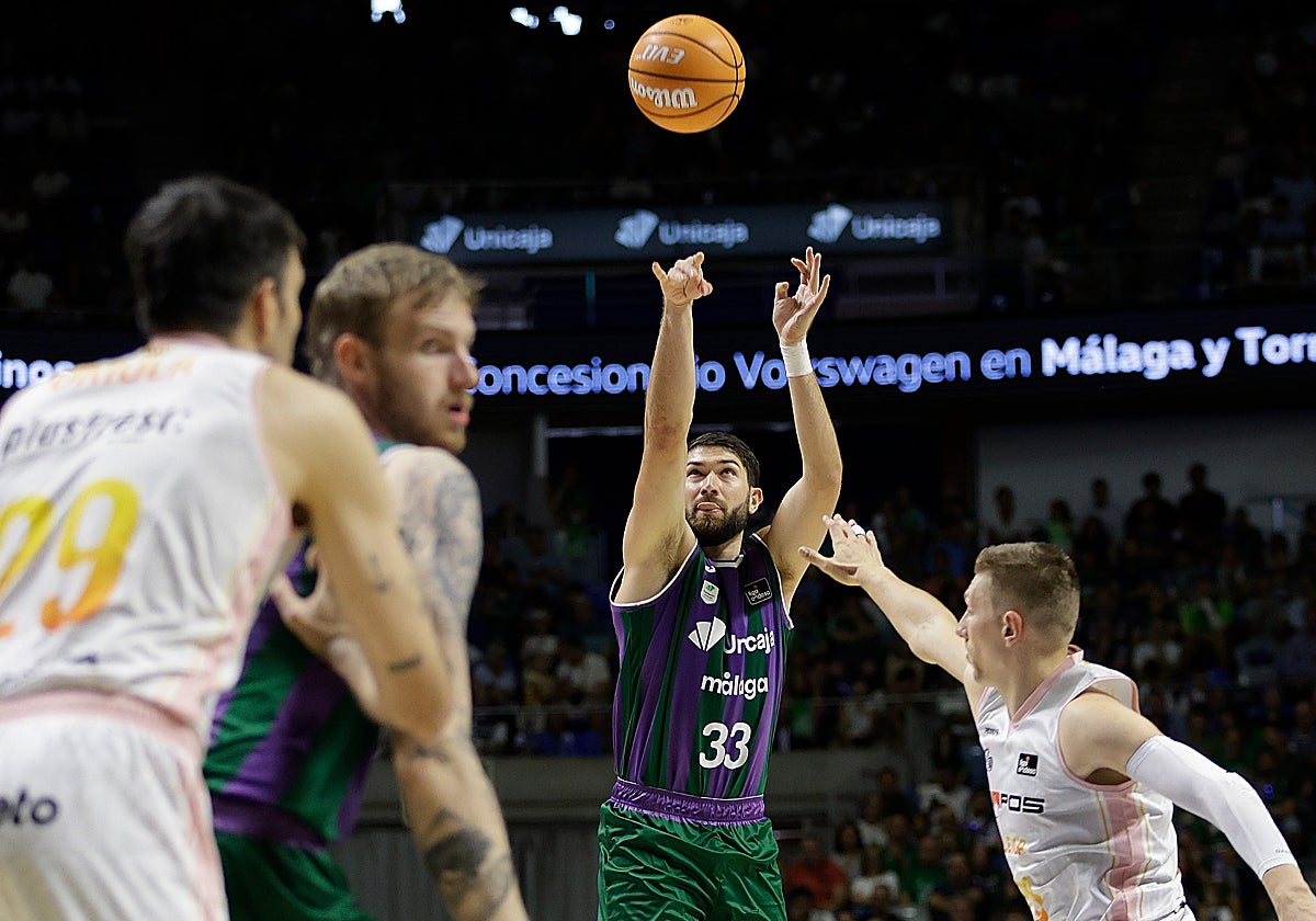 Tillie lanza uno de los triples que anotó en el partido.