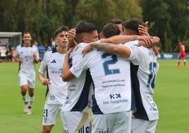 Los jugadores del Marbella celebran uno de los goles logrados ante el Sevilla Atlético.