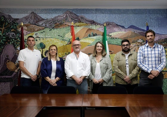 Los cuatro concejales del PSOE de Casabermeja escoltan a los dos del PP el pasado jueves.