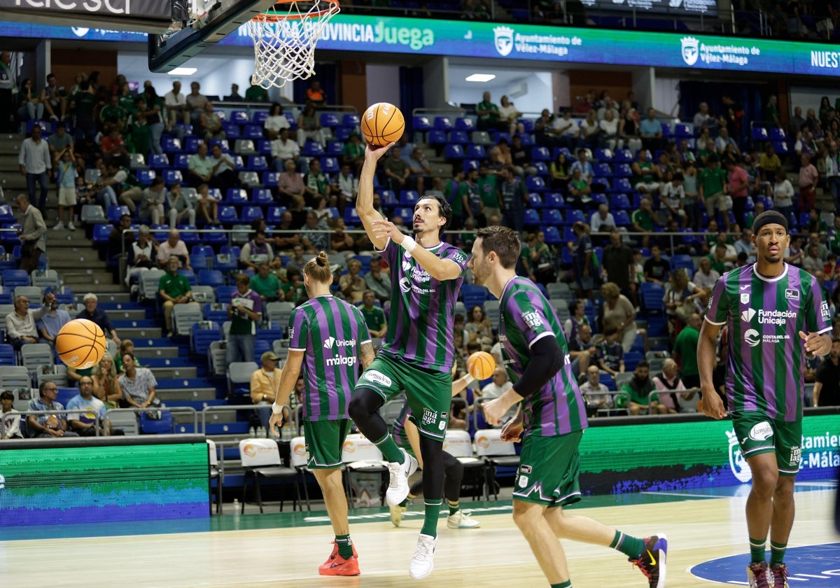 Djedovic lanza a canasta en el calentamiento del partido contra el Hiopos Lleida.