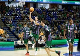 Djedovic lanza a canasta en el calentamiento del partido contra el Hiopos Lleida.