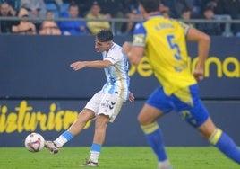 Izan Merino, con el balón en el choque del sábado del Málaga en Cádiz.