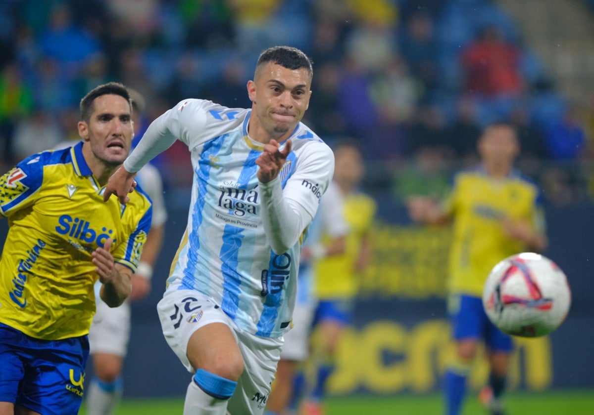 Zaldúa persigue a Rahmani, que avanza con el balón en el derbi del sábado.