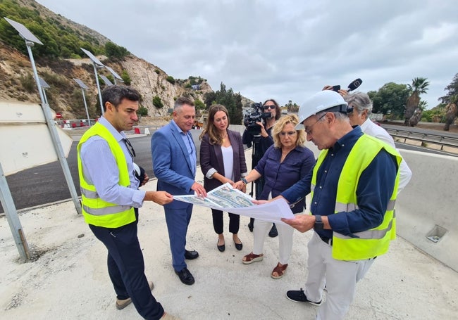 La alcaldesa de Fuengirola analiza junto con los promotores la obra realizada para mejorar los accesos desde la autovía.