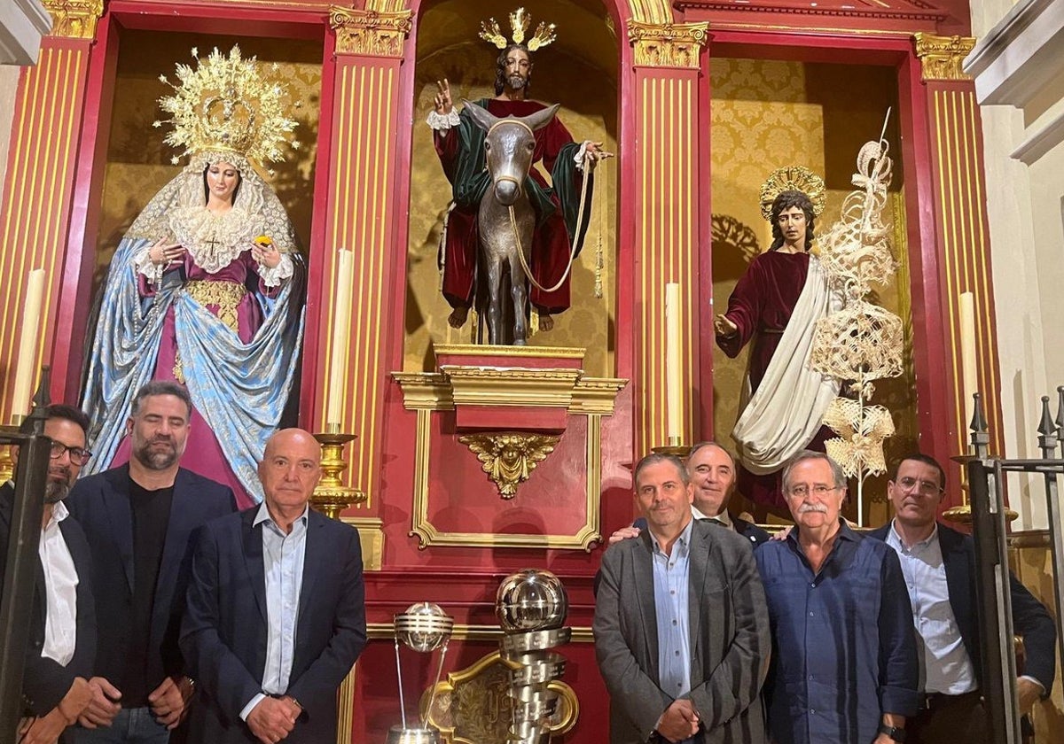 Los representantes del Unicaja y de la Cofradía de La Pollinica posan con los trofeos.