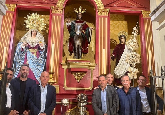 Los representantes del Unicaja y de la Cofradía de La Pollinica posan con los trofeos.