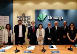 La consejera de Empleo, Rocío Blanco, junto a Isidro Rubiales, consejero delegado de Unicaja, el profesor de Harvard Ricardo Hausmann, y el alcalde de Málaga, Francisco de la Torre, junto con los miembros del debate posterior.