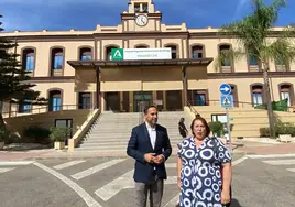 Dani Pérez y Mari Carmen Martín, delante del Hospital Civil.