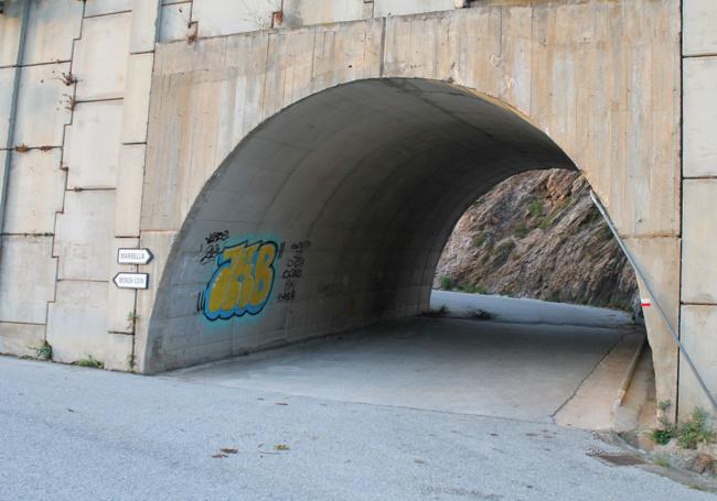 Hay que pasar por este túnel para adentrarse en Sierra Blanca.