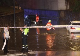 Coches atrapados en el acceso a Puerto Banús, el lunes por la noche.