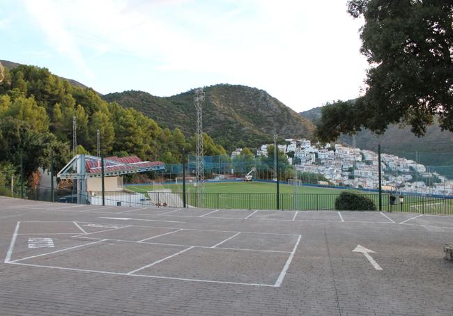 La ruta puede comenzar junto al polideportivo municipal.