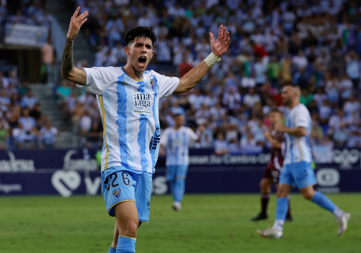 Antoñito anima a la grada en el partido del Málaga frente al Albacete.