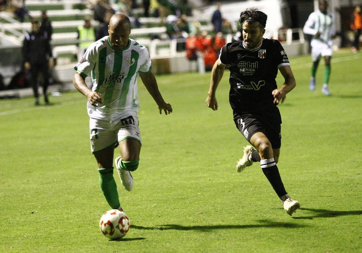 Biabiany por su banda el domingo en El Maulí ante el Mérida.