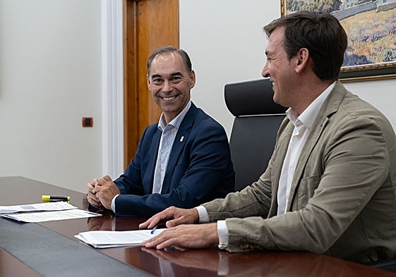 El alcalde y el concejal de Hacienda en su intervención.