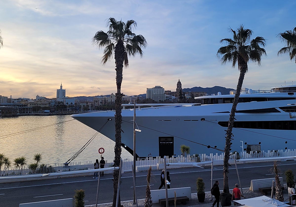 Actual valla de pilotes que separa el cantil del muelle de megayates de Málaga.